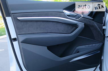 Позашляховик / Кросовер Audi e-tron 2019 в 