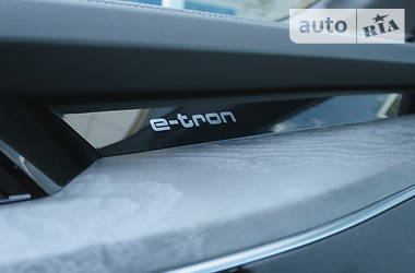 Позашляховик / Кросовер Audi e-tron 2019 в 