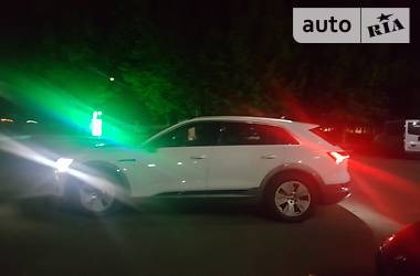 Позашляховик / Кросовер Audi e-tron 2019 в 