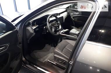 Позашляховик / Кросовер Audi e-tron 2019 в 