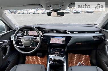 Позашляховик / Кросовер Audi e-tron 2019 в 