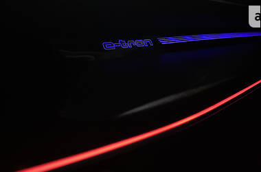 Внедорожник / Кроссовер Audi e-tron 2019 в 