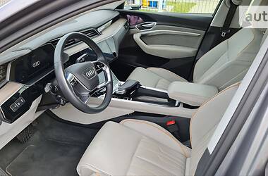 Внедорожник / Кроссовер Audi e-tron 2019 в 