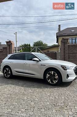 Позашляховик / Кросовер Audi e-tron 2021 в 