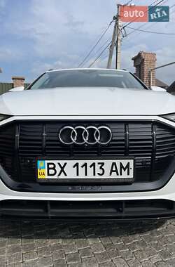 Позашляховик / Кросовер Audi e-tron 2021 в 