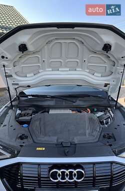 Позашляховик / Кросовер Audi e-tron 2021 в 