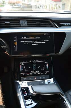 Позашляховик / Кросовер Audi e-tron 2019 в 
