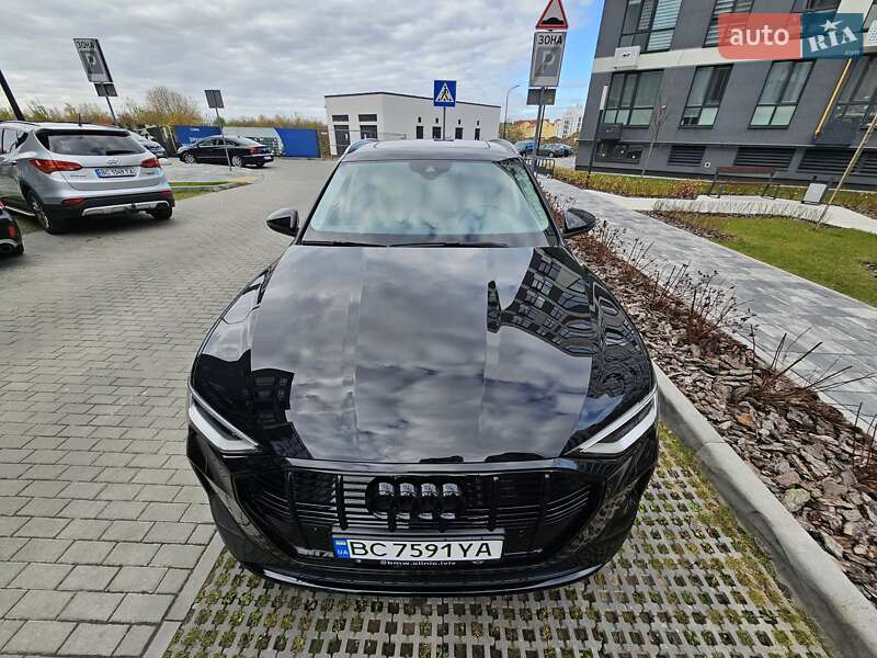 Позашляховик / Кросовер Audi e-tron 2021 в 