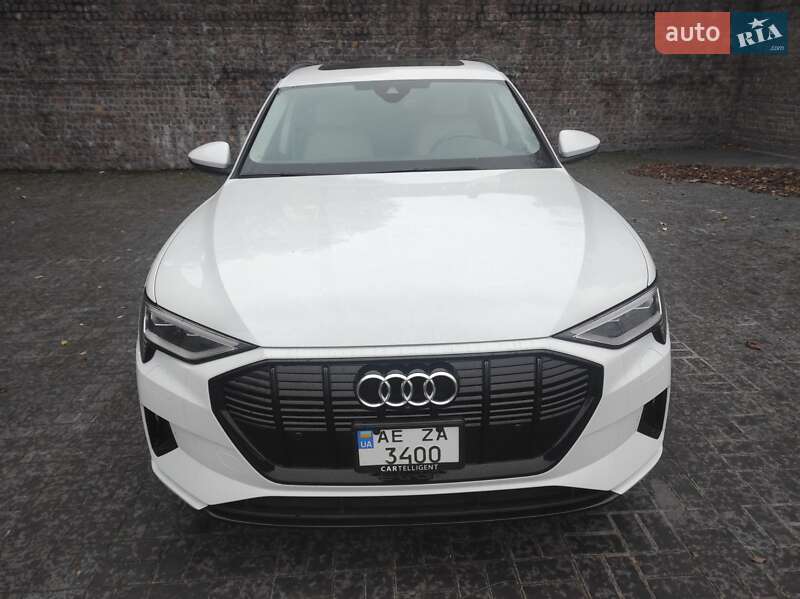 Внедорожник / Кроссовер Audi e-tron 2022 в 