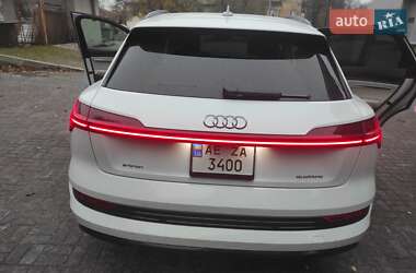 Внедорожник / Кроссовер Audi e-tron 2022 в 