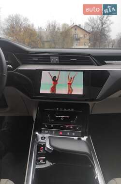 Внедорожник / Кроссовер Audi e-tron 2022 в 
