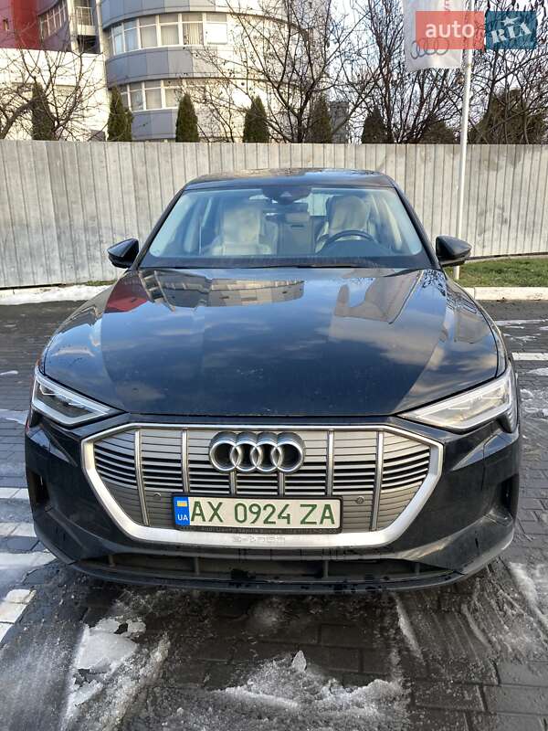 Внедорожник / Кроссовер Audi e-tron 2021 в 