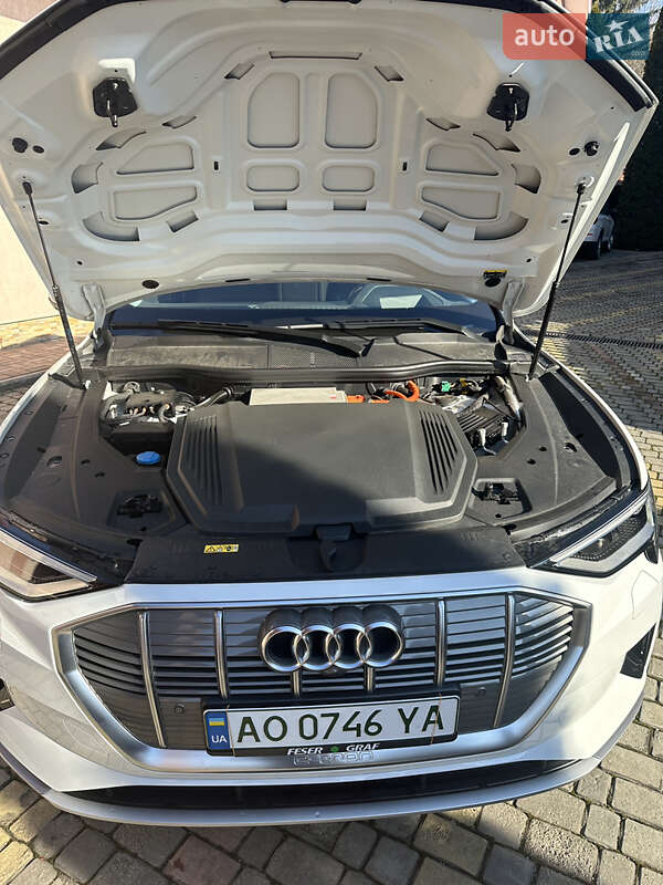 Позашляховик / Кросовер Audi e-tron 2018 в Хусті