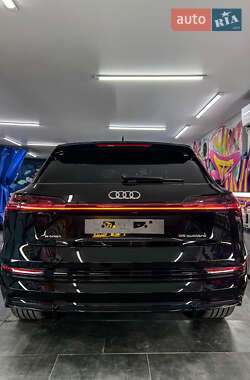 Внедорожник / Кроссовер Audi e-tron 2021 в 