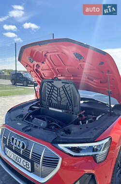 Внедорожник / Кроссовер Audi e-tron 2022 в 