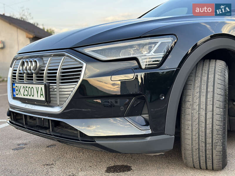 Позашляховик / Кросовер Audi e-tron 2019 в Дубні
