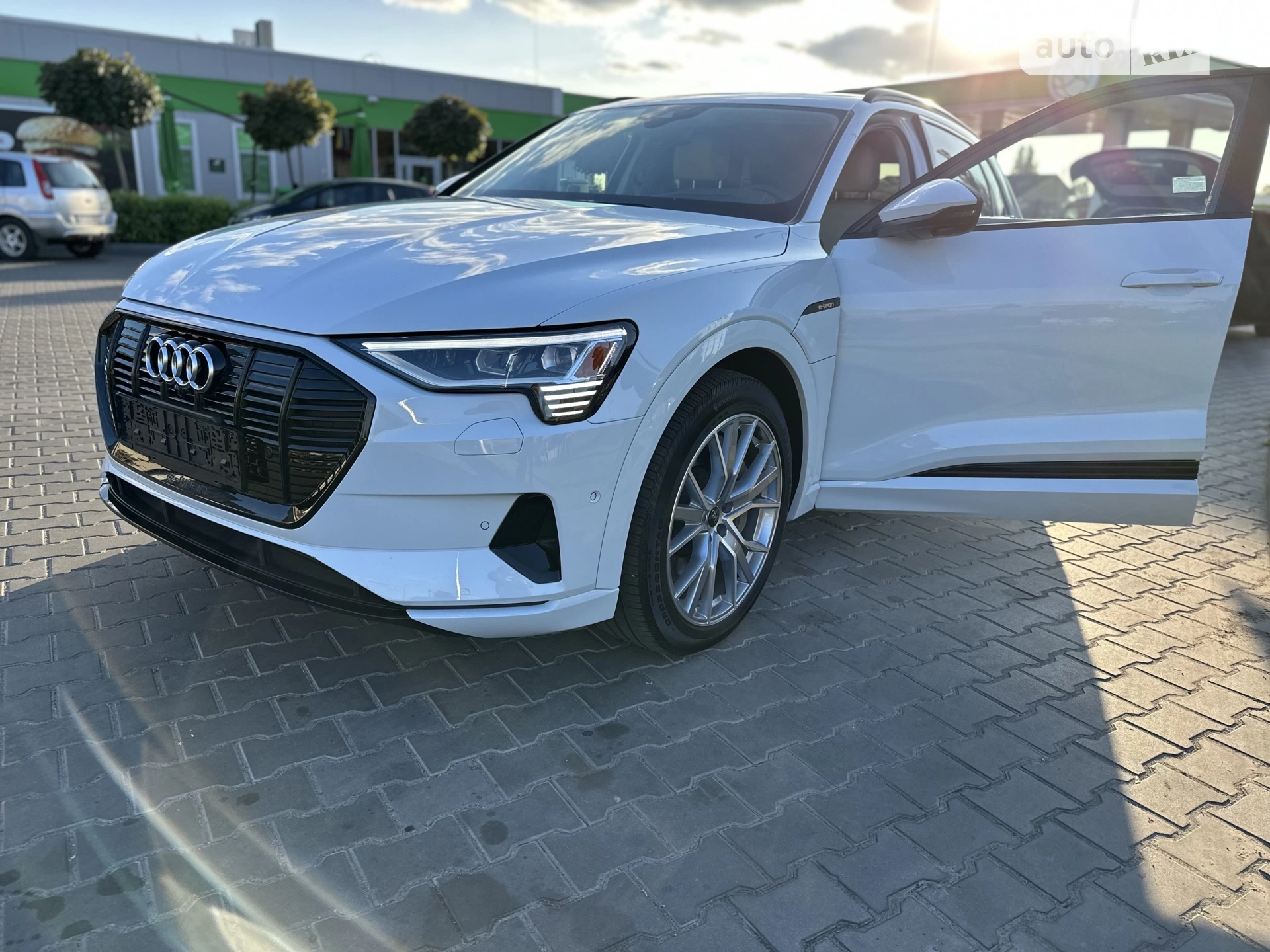 2020 Audi e-tron - мініатюра 2