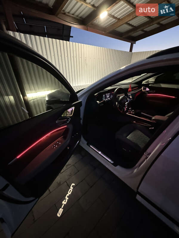 Внедорожник / Кроссовер Audi e-tron 2020 в Ужгороде