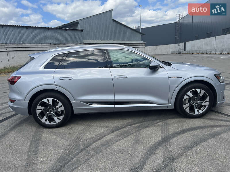 Позашляховик / Кросовер Audi e-tron 2022 в Києві