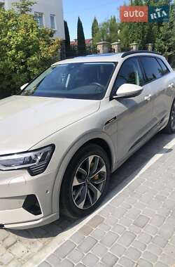 Позашляховик / Кросовер Audi e-tron 2021 в 