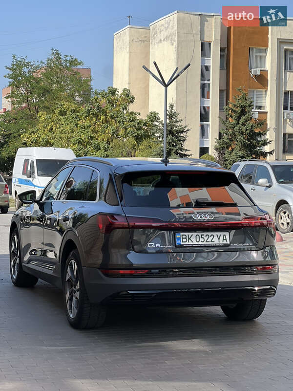 Позашляховик / Кросовер Audi e-tron 2020 в Вараші