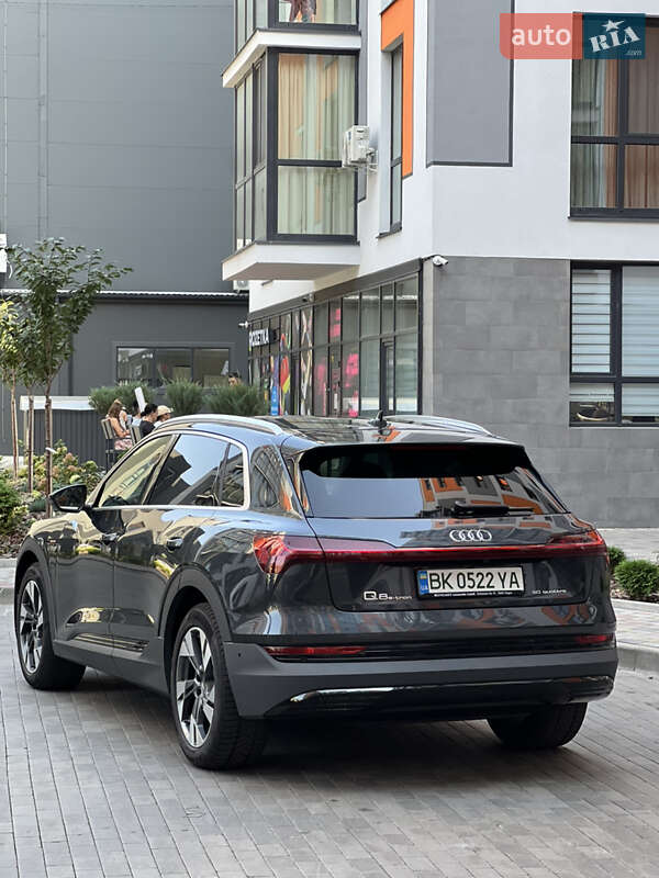 Позашляховик / Кросовер Audi e-tron 2020 в Вараші