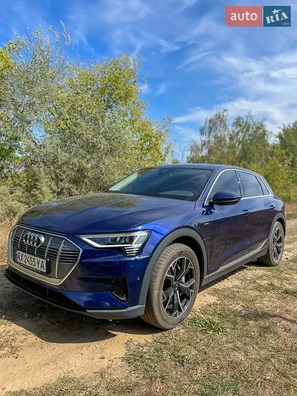 Позашляховик / Кросовер Audi e-tron 2021 в 