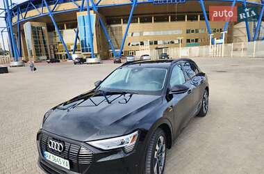 Внедорожник / Кроссовер Audi e-tron 2021 в 