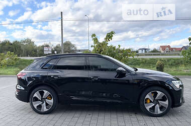 Позашляховик / Кросовер Audi e-tron 2022 в 