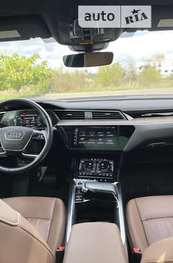 Позашляховик / Кросовер Audi e-tron 2022 в 