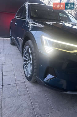 Позашляховик / Кросовер Audi e-tron 2019 в 