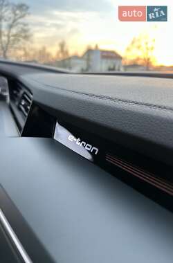 Внедорожник / Кроссовер Audi e-tron 2021 в 