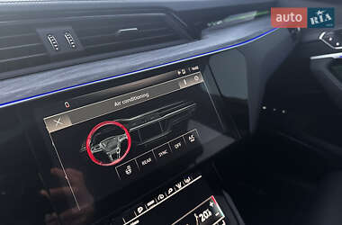 Позашляховик / Кросовер Audi e-tron 2022 в 