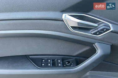Внедорожник / Кроссовер Audi e-tron 2022 в 