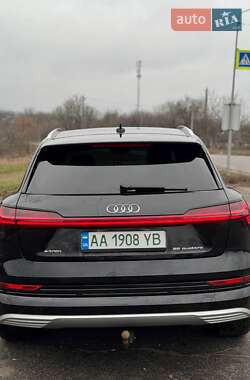Внедорожник / Кроссовер Audi e-tron 2019 в 