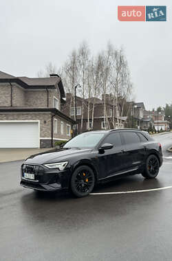 Внедорожник / Кроссовер Audi e-tron 2022 в 