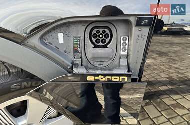 Позашляховик / Кросовер Audi e-tron 2022 в 
