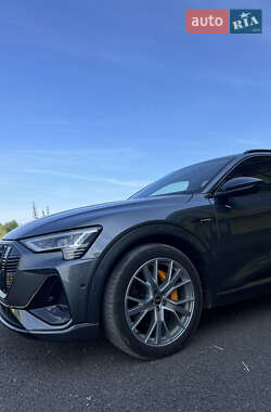 Внедорожник / Кроссовер Audi e-tron 2020 в 