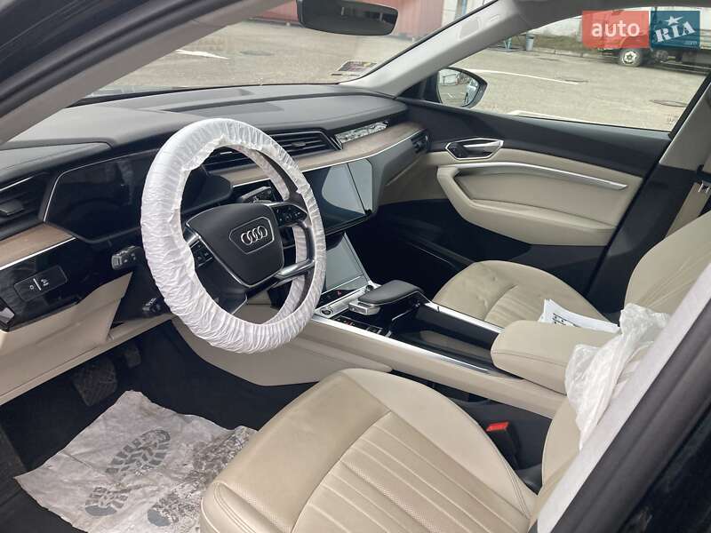 Внедорожник / Кроссовер Audi e-tron 2021 в Вишневом