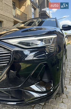 Позашляховик / Кросовер Audi e-tron 2021 в 