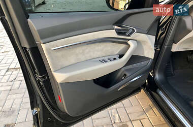 Внедорожник / Кроссовер Audi e-tron 2021 в 