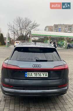 Позашляховик / Кросовер Audi e-tron 2022 в 