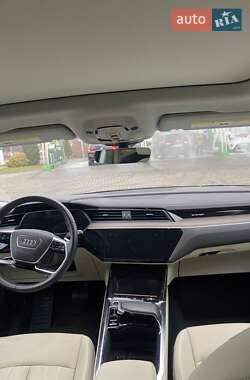 Позашляховик / Кросовер Audi e-tron 2022 в 
