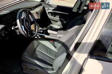 Внедорожник / Кроссовер Audi e-tron 2021 в 