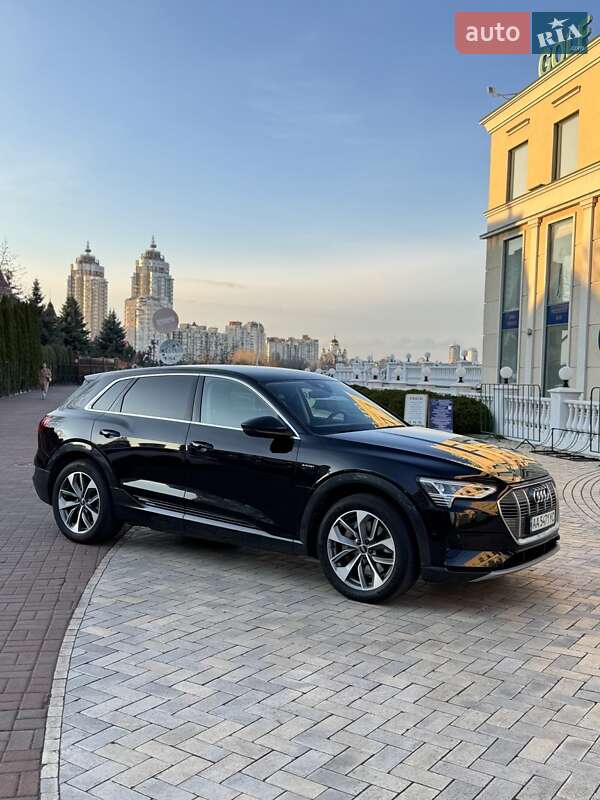 Позашляховик / Кросовер Audi e-tron 2019 в 