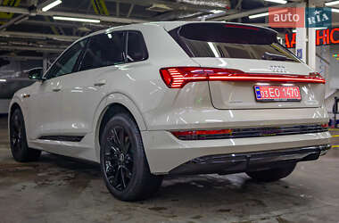 Позашляховик / Кросовер Audi e-tron 2021 в 