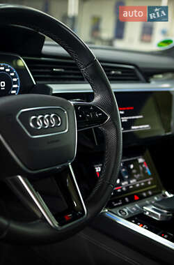 Позашляховик / Кросовер Audi e-tron 2021 в 