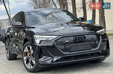 Внедорожник / Кроссовер Audi e-tron 2022 в 