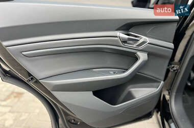 Внедорожник / Кроссовер Audi e-tron 2022 в 