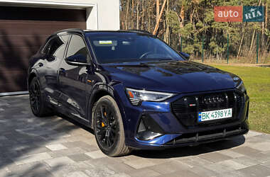 Позашляховик / Кросовер Audi e-tron 2022 в 